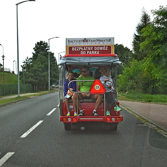 W czasie deszczu dzieci się nudzą, ale nie w Bałtyckim Parku Miniatur w Międzyzdrojach! Na miejsce dowiozą was elektryczne meleksy!