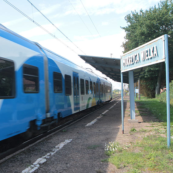 Nowe wiaty na peronach w powiecie kamieskim: Mokrzycy Wielkiej oraz Troszynie