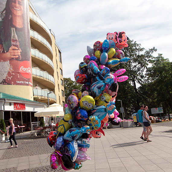 W Międzyzdrojach 3000 złotych poszybowało w niebo. Wandal dwukrotnie zniszczył balony z helem. Wojna konkurencji?