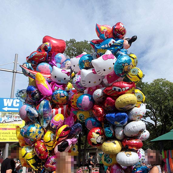 W Międzyzdrojach 3000 złotych poszybowało w niebo. Wandal dwukrotnie zniszczył balony z helem. Wojna konkurencji?