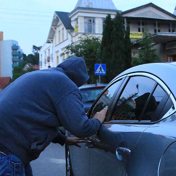 W powiecie kamieńskim złodzieje samochodów nadal kradną. Obywatelowi Austrii ukradli audi!