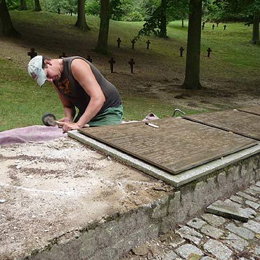 Na wzg�rzu Golm zdj�to tablice z br�zu