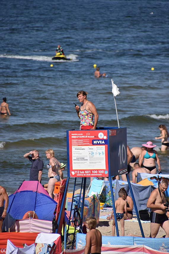 Dowcipnie czy debilnie? Czterech ratownikw miao spore problemy, aby wycign wieyczk na brzeg