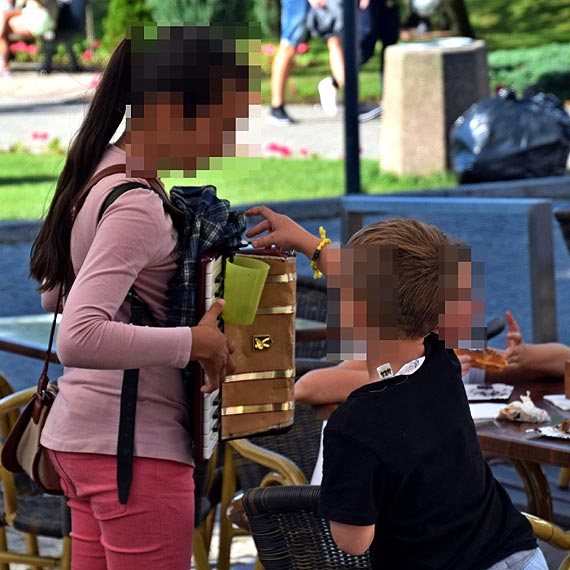 Jaki naprawd jest los dziewczynki z akordeonem?