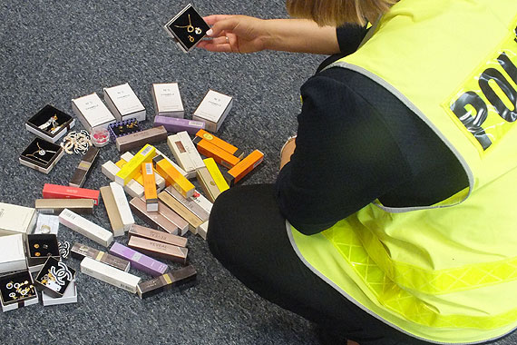 Podrobione perfumy oraz bi�uteria znanych firm w r�kach policji! 