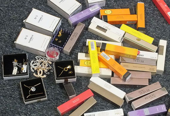 Podrobione perfumy oraz biżuteria znanych firm w rękach policji!