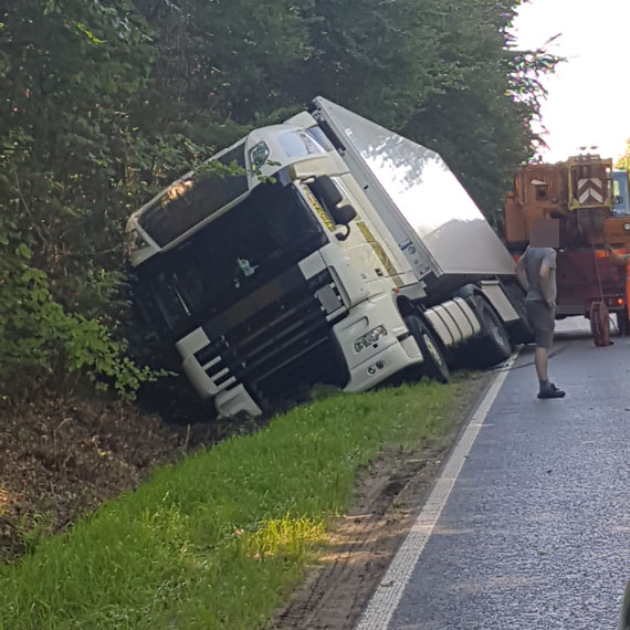W trakcie wymijania pod samochodem ciężarowym osunęła się ziemia! Pojazd wylądował w rowie