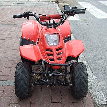 11-latka uderzy�a quadem w mur