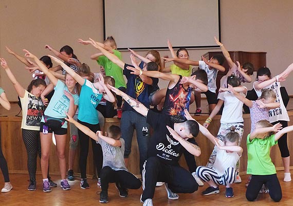 Wakacyjne warsztaty tańca i akrobatyki DANCE & FLY