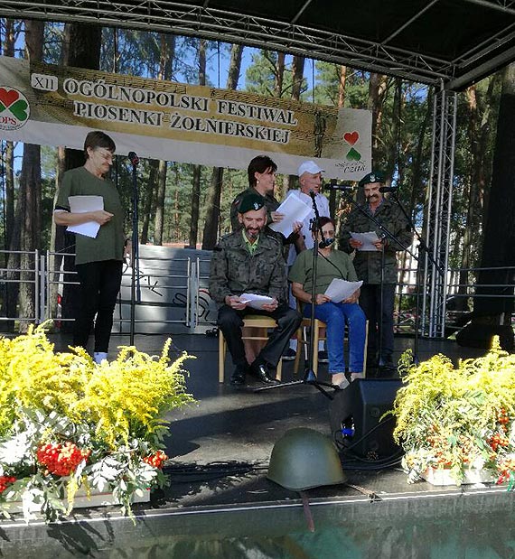 piewali na XII Oglnopolskim Festiwalu Piosenki onierskiej