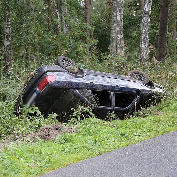 Auto w rowie straszy kierowców. Rano było dachowanie, samochód leży nadal. Może dojść do kolejnego wypadku
