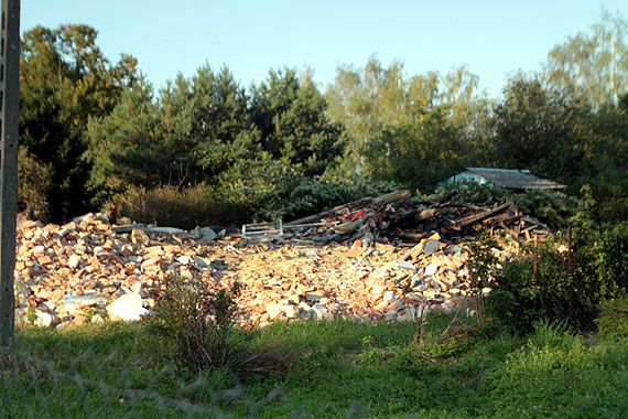 Zamiast spalonego budynku teraz Wrzosowo zdobi bałagan