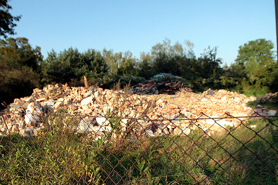 Zamiast spalonego budynku teraz Wrzosowo zdobi bałagan