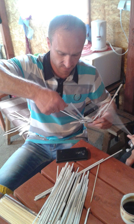 Kreatywny recykling, czyli warsztaty wyplatania z papierowej wikliny we wsi Upady