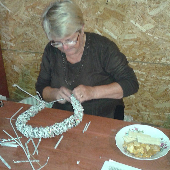 Kreatywny recykling, czyli warsztaty wyplatania z papierowej wikliny we wsi Upady