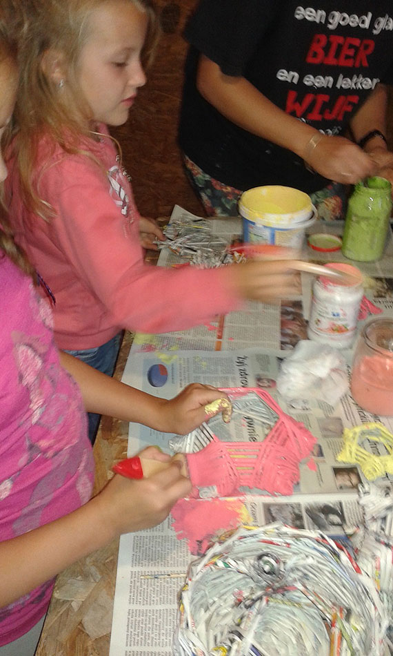 Kreatywny recykling, czyli warsztaty wyplatania z papierowej wikliny we wsi Upady