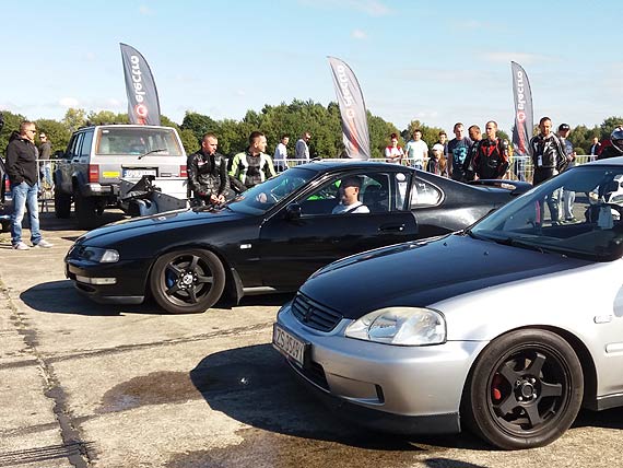 Huk motorw, pisk opon i smugi spalin na lotnisku w niatowie