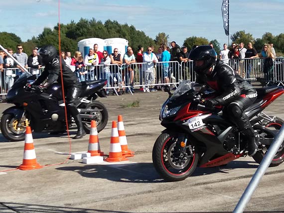 Huk motorw, pisk opon i smugi spalin na lotnisku w niatowie