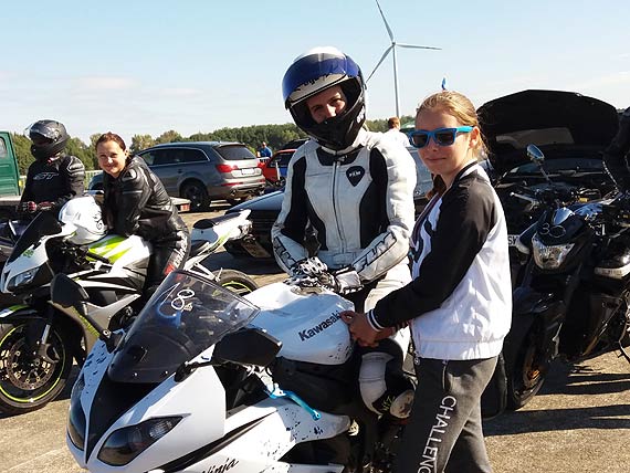 Huk motorw, pisk opon i smugi spalin na lotnisku w niatowie