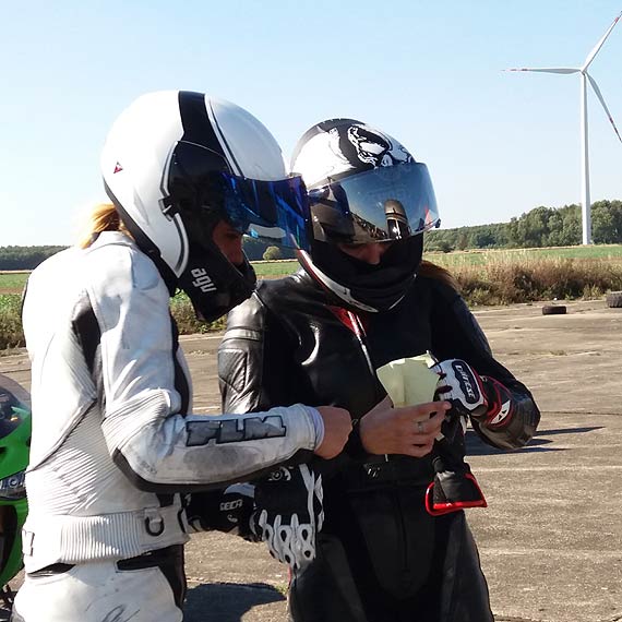 Huk motorw, pisk opon i smugi spalin na lotnisku w niatowie