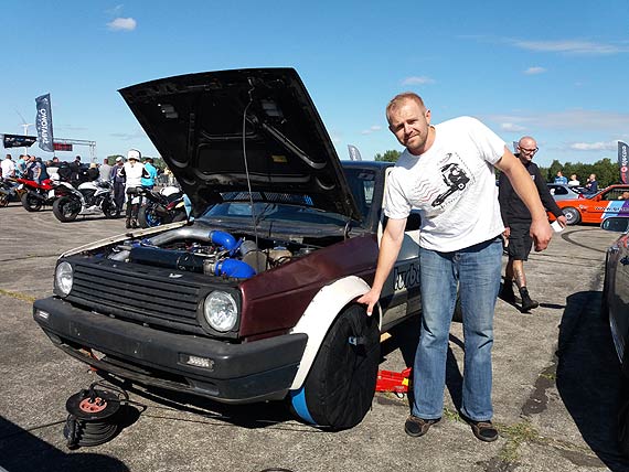 Huk motorw, pisk opon i smugi spalin na lotnisku w niatowie