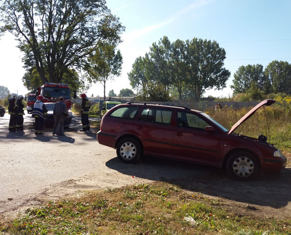 Wypadek pod Wolinem. Volkswagen w trakcie wyprzedzania uderzy w skrcajc skod, jedna osoba w szpitalu