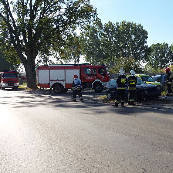 Wypadek pod Wolinem. Volkswagen w trakcie wyprzedzania uderzy w skrcajc skod, jedna osoba w szpitalu