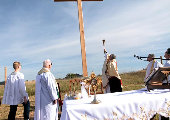 Powicenie krzya na miejscu przyszego kocioa na Osiedlu Chopina