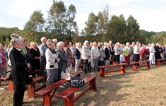 Powicenie krzya na miejscu przyszego kocioa na Osiedlu Chopina
