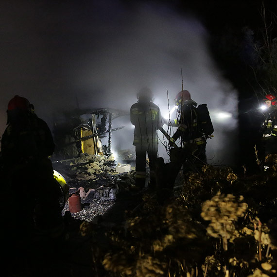 Poar przyczepy kempingowej. Jedna osoba nie yje