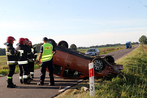 Dachowanie auta osobowego na sto szstce bez ofiar w ludziach. Kierowca pod wpywem alkoholu
