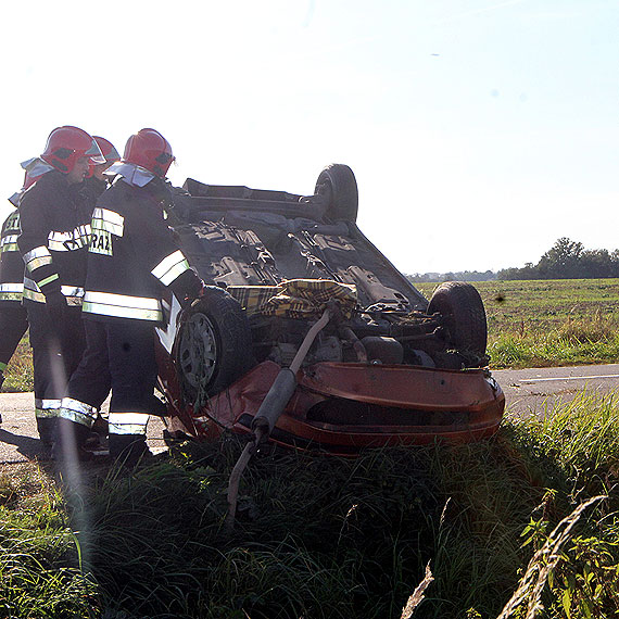 Dachowanie auta osobowego na sto szstce bez ofiar w ludziach. Kierowca pod wpywem alkoholu