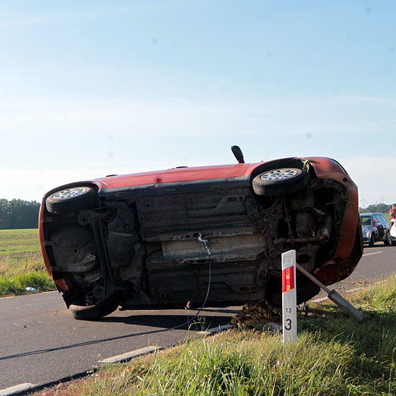 Dachowanie auta osobowego na sto szstce bez ofiar w ludziach. Kierowca pod wpywem alkoholu