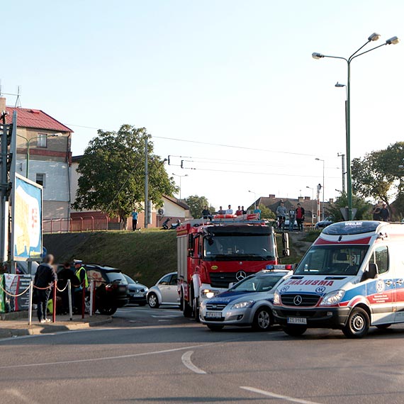 Wypadek na rondzie w Kamieniu Pomorskim. Jedna osoba ranna zabrana przez migowiec LPR