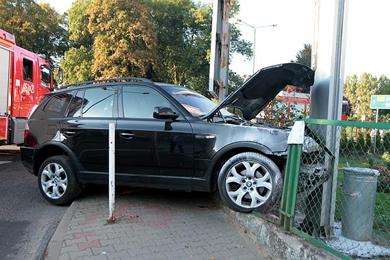 Wypadek na rondzie w Kamieniu Pomorskim. Jedna osoba ranna zabrana przez migowiec LPR