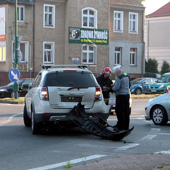 Wypadek na rondzie w Kamieniu Pomorskim. Jedna osoba ranna zabrana przez migowiec LPR