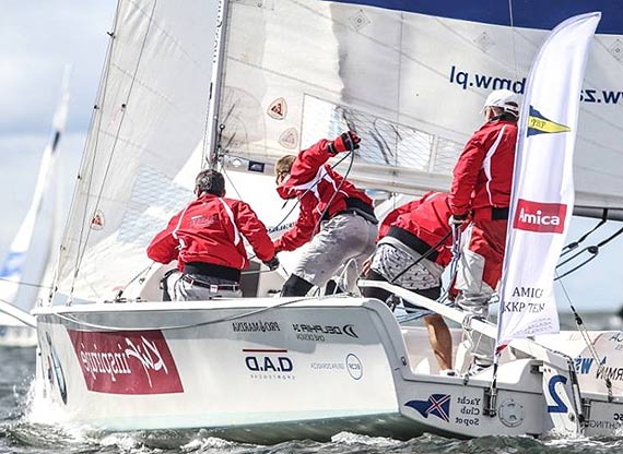 Dobro powraca. Sponsor Jacht Klubu Kamie Pomorski pomaga pastwu Madoskim, ktrzy stracili dom w poarze