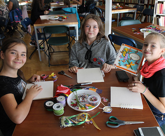 Rodzinne warsztaty plastyczne „Pamitki z wakacji” w Bibliotece w Midzyzdrojach