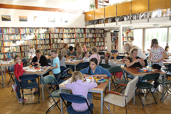 Rodzinne warsztaty plastyczne „Pamitki z wakacji” w Bibliotece w Midzyzdrojach