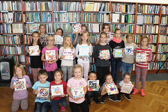 Rodzinne warsztaty plastyczne „Pamitki z wakacji” w Bibliotece w Midzyzdrojach