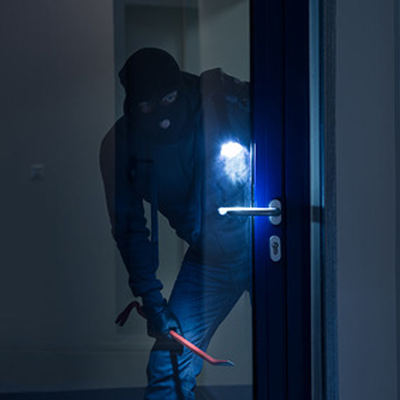 Zodziej spldrowa dom w Midzyzdrojach! Ukrad biuteri wartoci 25 tysicy zotych