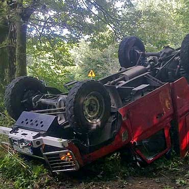 �wierzno: Zderzy�y si� dwa samochody. Land rover dachowa�