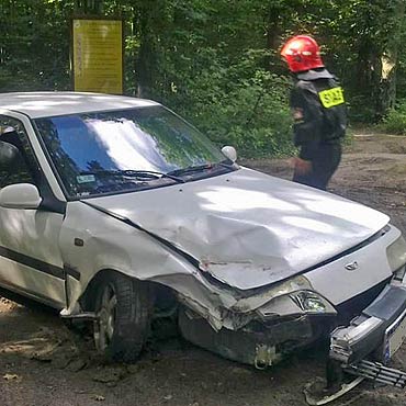 �wierzno: Zderzy�y si� dwa samochody. Land rover dachowa�