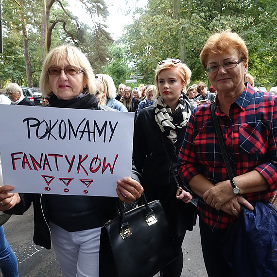 ”Fanatycy religijni chc� nam zafundowa� �redniowiecze”. Czarny marsz przeszed� ulicami �winouj�cia. Zobacz film!