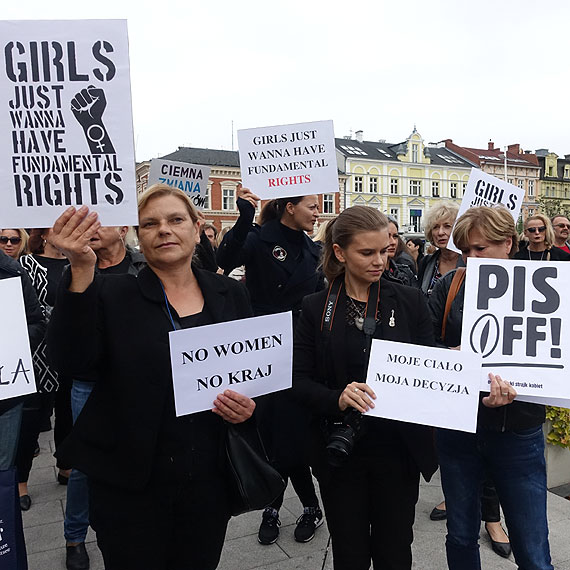 ”Fanatycy religijni chc� nam zafundowa� �redniowiecze”. Czarny marsz przeszed� ulicami �winouj�cia. Zobacz film!