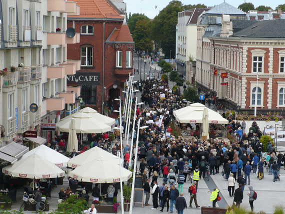 ”Fanatycy religijni chc� nam zafundowa� �redniowiecze”. Czarny marsz przeszed� ulicami �winouj�cia. Zobacz film!