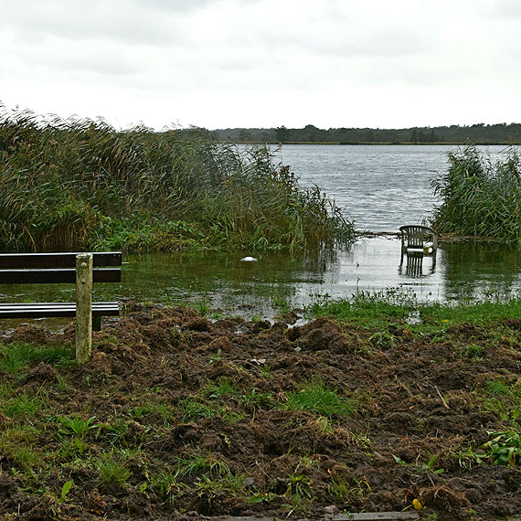 Wichura nadal groźna. Przez cofkę podniósł się poziom wody na Zalewie Szczecińskim