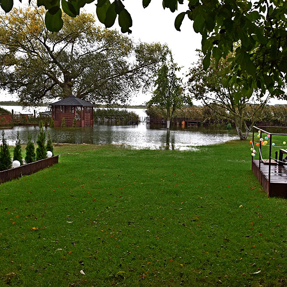 Wichura nadal grona. Przez cofk podnis si poziom wody na Zalewie Szczeciskim