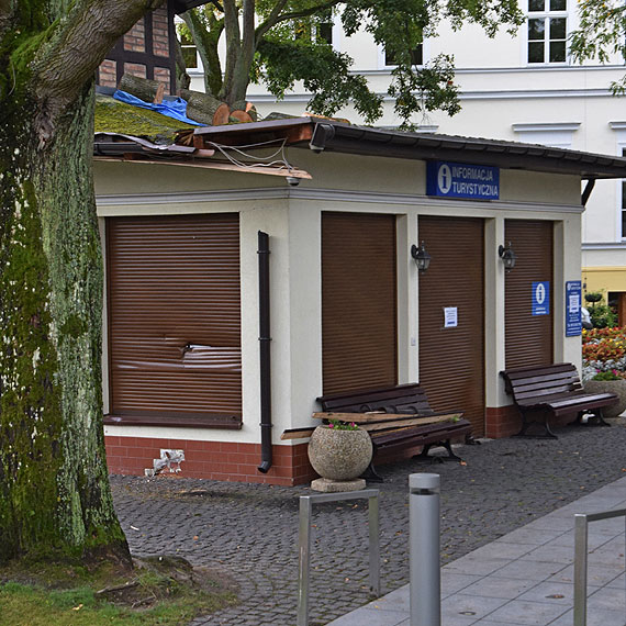 Międzyzdrojska informacja turystyczna przegrała walkę z silnym wiatrem. Popularna Balbinka jest mocno zniszczona