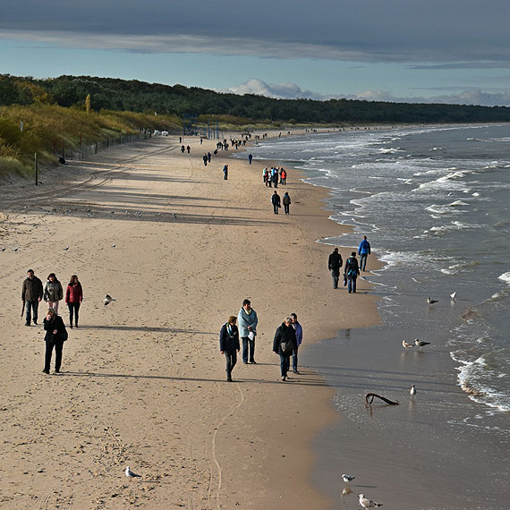 Tłumy na międzyzdrojskiej plaży! Nareszcie sztormową pogodę mamy już za sobą!